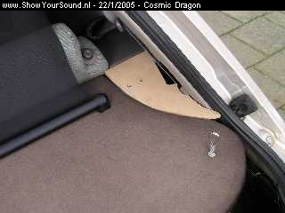 showyoursound.nl - Mazda 323 Dragon - Cosmic Dragon - hoedenplankhouder.jpg - Eens kijken of ze passen. Zo die hoedenplank mag ook een nieuw jasje. daar moet echt eens iets aan gebeuren